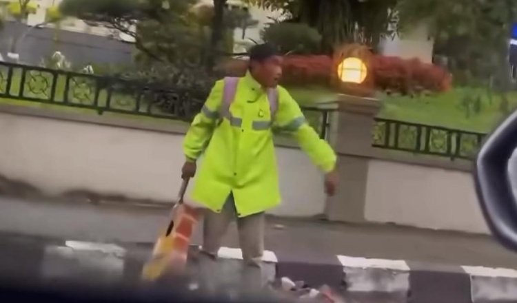Pengendara merekam aksi seorang pengamen di Malang dari dalam Mobil. (Foto: Tangkapan layar)
