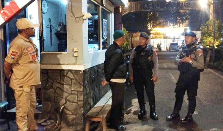 Polresta Malang Kota berjaga di salah satu perumahan, Jumat (12/4/2024). (Foto: Humas Polresta Malang Kota)