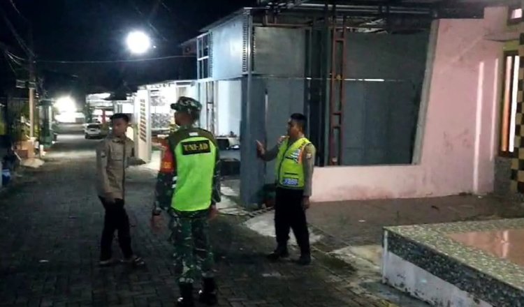 TNI/Polri Pamekasan berjaga di rumah kosong yang ditinggal mudik.