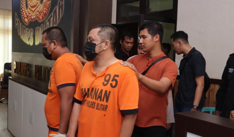 Dua pencuri sapi mengenakan baju tahanan dalam press conference di halaman Mapolres Blitar, Jumat (12/4/2024). (Foto: Istimewa)