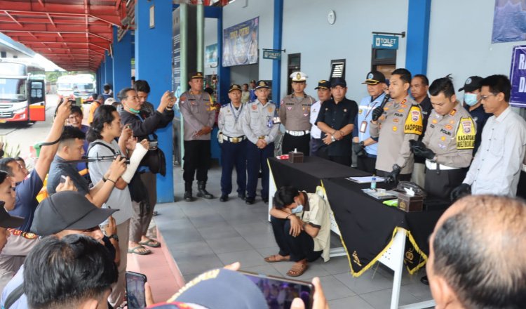 Kapolres Tulungagung menyampaikan larangan penggunaan alkohol dan narkoba sebelum berkendara dalam press conference di halaman Mapolres Tulungagung, Jumat (12/4/2024). (Foto: Istimewa)