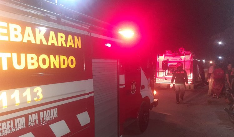 Damkar Situbondo tiba di lokasi rumah yang terbakar gegara korsleting listrik, Minggu (14/4/2024), malam. (Foto: Pusdalops PB BPBD Situbondo)