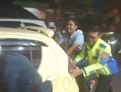 Mobil Pemudik Mogok di Jalan, Polisi di Malang Bantu Perbaiki