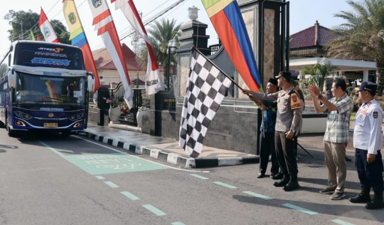 Kapolres Magetan melepas bus yang membawa 350 pemudik kembali ke Surabaya. (Foto: Istimewa)