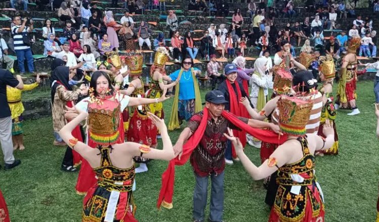 Para wisatawan ikut menari bersama penari gandrung dalam event Sendratari Meras Gandrung, Minggu (14/4/2024). (Foto: Istimewa)