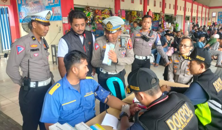 Jajaran Polres Ngawi melakukan tes urine pada sopir sebelum arus balik, Sabtu (13/4/2024). (Foto: Istimewa)