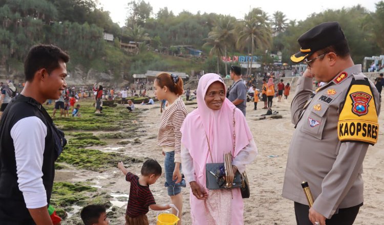 Kapolres Pacitan menyapa wisatawan yang sedang berlibur. (Foto: Istimewa)
