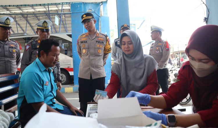 Polres Situbondo menggelar tes urine bagi para sopir, Minggu (14/4/2024). (Foto: Istimewa)