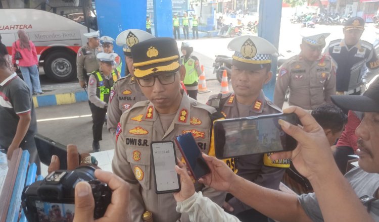 Diwawancarai awak media: Kapolres Situbondo mengimbau penumpang bus melaporkan sopir jika ugal-ugalan saat mengemudi. (Foto: Istimewa)