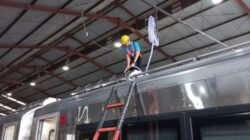 Pengisian air tangki toilet kereta api. (Foto: Istimewa)