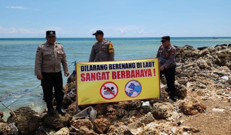 Polsek Temberu memasang banner di pinggir pantai Karang Barat, Selasa (16/4/2024). (Foto: Istimewa)