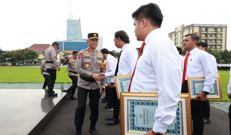 Kapolda Jatim berjabat tangan dengan anggota Polri yang mendapat penghargaan di Hari Kesadaran Nasional, Rabu (17/4/2024). (Foto: Istimewa)