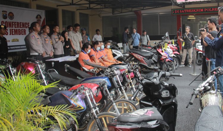Press conference ungkap kasus Curanmor di Mako Polres Jember. (Foto: Istimewa)