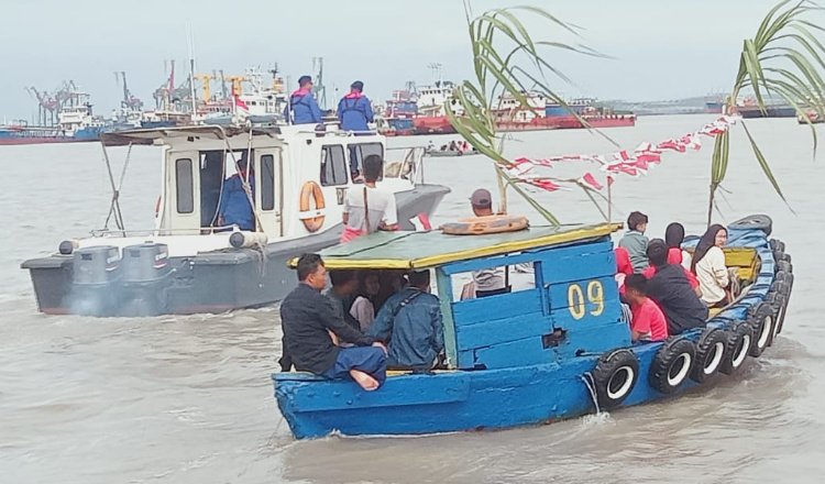 Masyarakat Bangkalan merayakan Lebaran Ketupat di tengah laut. (Foto: Istimwewa)