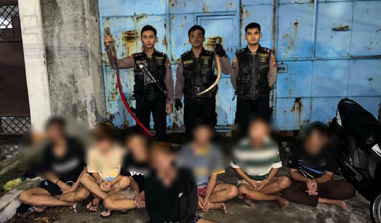 Tim Respatti menunjukkan barang bukti 2 celurit dan 7 Gangster di Surabaya, Senin (15/4/2024). (Foto: Istimewa)