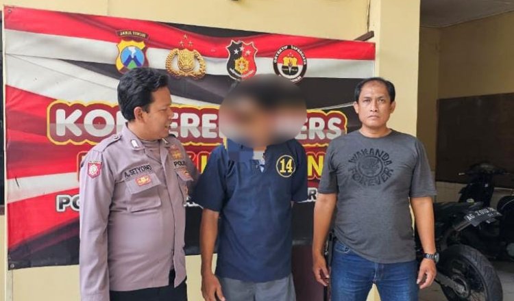 Tersangka (tengah) usai menjalani pemeriksaan di Mapolsek Kenjeran, Kamis (18/4/2024). (Foto: Istimewa)