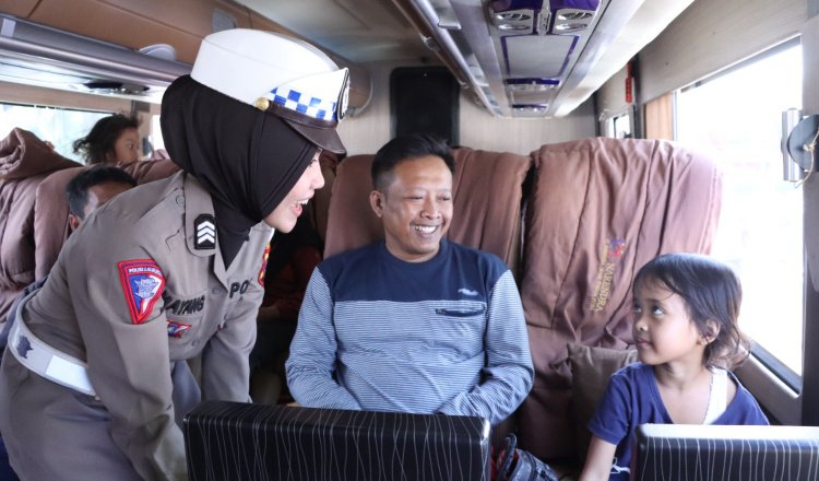 Warga naik bus gratis yang disediakan Polres Ponorogo, Kamis (18/4/2024). (Foto: Istimewa)