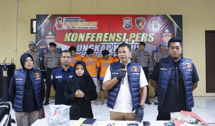 Kapolres Sidoarjo memimpin konferensi pers ungkap kasus penjualan petasan, Kamis (18/4/2024). (Foto: Istimewa)