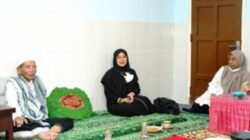 Ipuk Fiestiandani menyambangi KH Suyuti Thoha di kediamannya. (Foto: TribunJatim-Timur.com)
