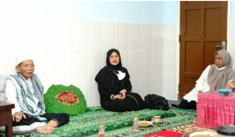 Ipuk Fiestiandani menyambangi KH Suyuti Thoha di kediamannya. (Foto: TribunJatim-Timur.com)