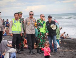 Wisatawan Watu Pecak Lumajang Diimbau Tidak Berenang Terlalu Jauh dari Bibir Pantai