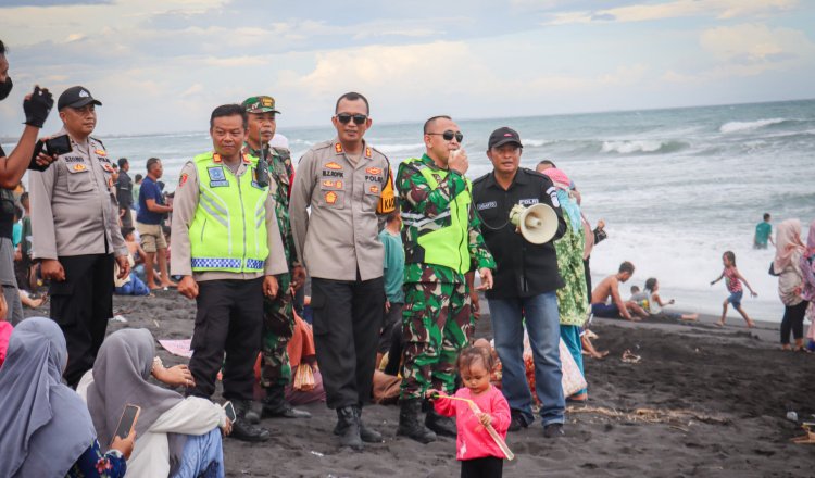 Polres dan Kasdim 0822 Lumajang saat menyampaikan imbauan di Pantai Watu Pecak, Kamis (18/4/2024). (Foto: Istimewa)