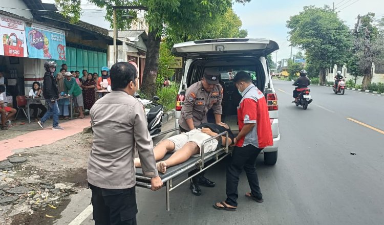Sat Binmas bantu pengendara yang kecelakaan di jalan, Kamis (18/4/2024). (Foto: Istimewa)