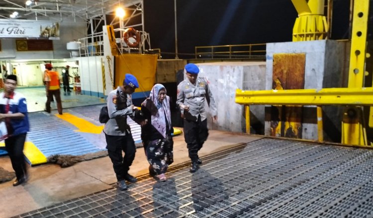 Anggota Satpolairud Polres Situbondo membantu pemudik turun dari kapal, Kamis (18/4/2024), malam. (Foto: Istimewa)