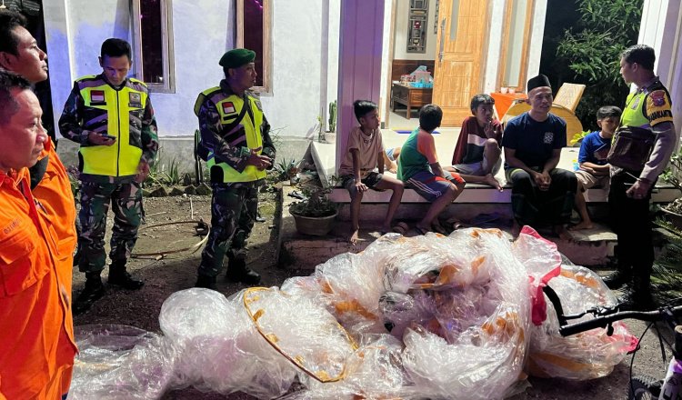 Jajaran Polres Tulungagung merazia balon udara siap terbang, Kamis (18/4/2024). (Foto: Istimewa)