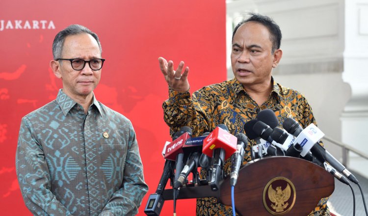 Ketua Dewan Komisioner OJK Mahendra Siregar dan Menkominfo RI Budi Arie Setiadi dalam Ratas pemberantasan judi online, Kamis (18/4/2024). (Foto: Sekretariat Kabinet Republik Indonesia)