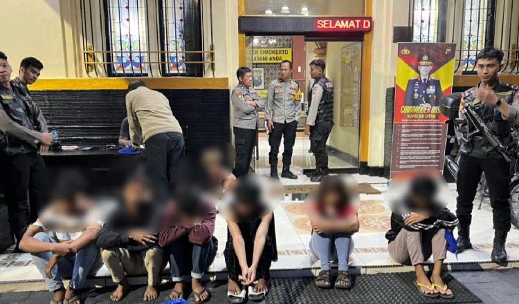 Ketujuh anggota gangster saat diamankan Polisi, Sabtu (20/4/2024), malam. (Foto: Istimewa)
