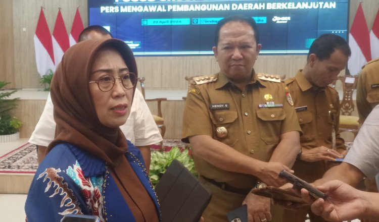 Kedua Dewan Pers Nasional diwawancarai awak media usai kegiatan Focus Group Discussion di Pendapa Wahyawibawagraha Jember, Senin (22/4/2024). (Foto: Zainul Hasan)