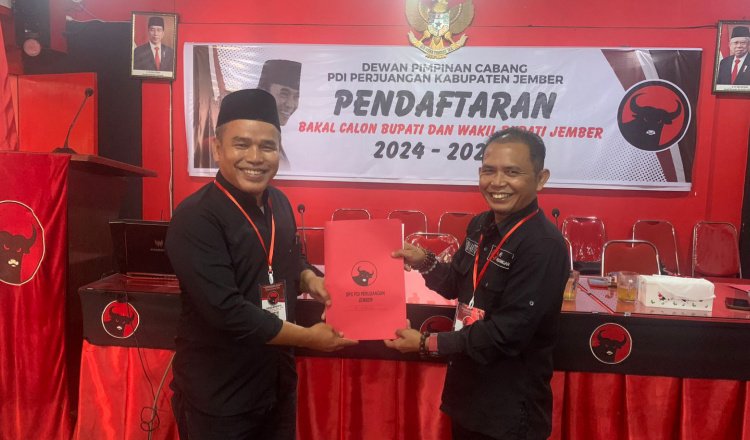 Badrudin Zamroni (kiri) menunjukkan berkas register bakal Cabup - Cawabup di DPC PDIP Jember. (Foto: Zainul Hasan)