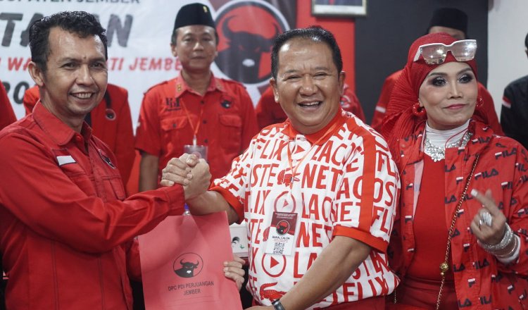 Bupati Jember menyerahkan berkas pendaftaran yang telah ia lengkapi. (Foto: Zainul Hasan)