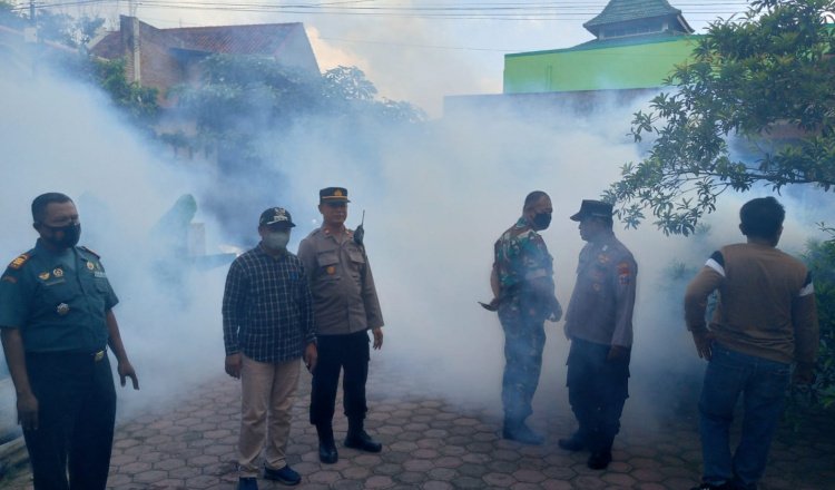 Jajaran Polres Tulungagung menfogging area kantor dinas. (Foto: Istimewa)