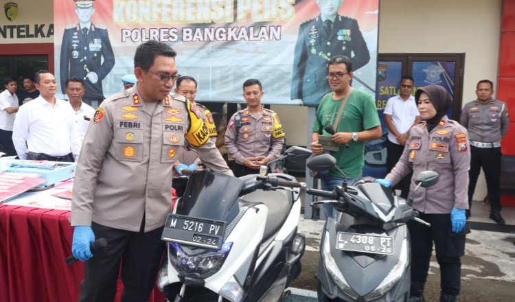 Polres BangkalanPolisi mengembalikan motor warga Tulungagung. (Foto: Istimewa)