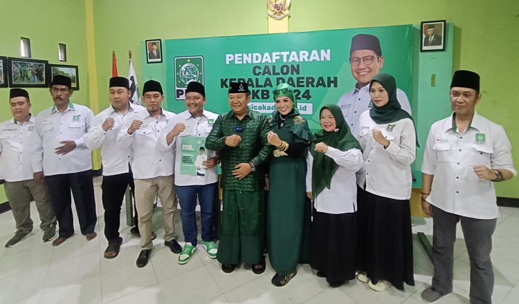 Hendy Siswanto foto bersama pengurus DPC PKB Jember. (Foto: Zainul Hasan)