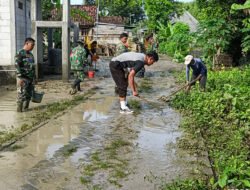 Warga Bersihkan Material Luapan Sungai Jurang Dandang Nganjuk