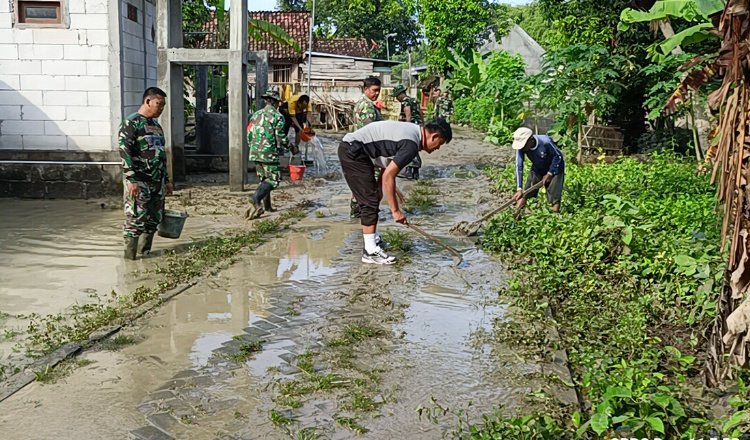 Warga bersama TPI/Polri memersihkan material luapan Sungai Jurang Dandang. (Foto: Istimewa)