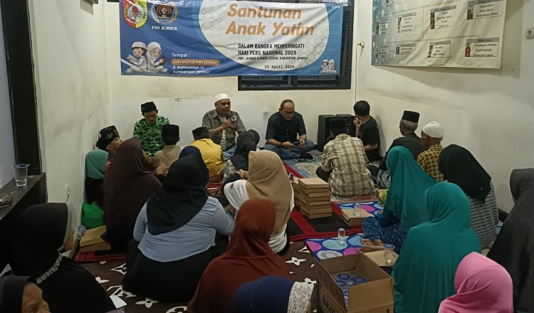 Seremonial penyaluran Bansos di Kantor PWI Jember. (Foto: Zainul Hasan / Zona Indonesia)