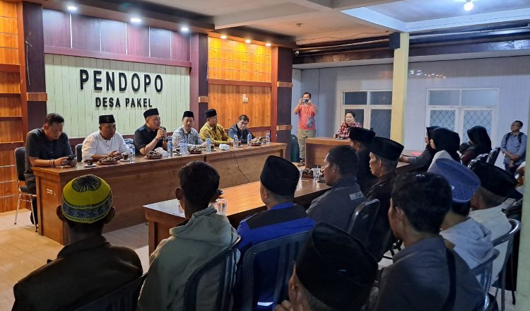 Warga Desa Pakel dan PT Bumisari bermusyawarah di Balai Desa Pakel, Rabu (24/4/2024). (Foto: Istimewa)