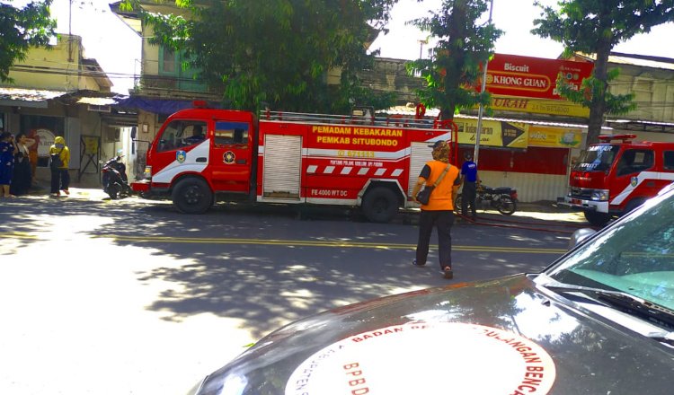Damkar Mako Situbondo saat tida di Kios Taylor Tira. (Foto: Pusdalops BPBD Situbondo)