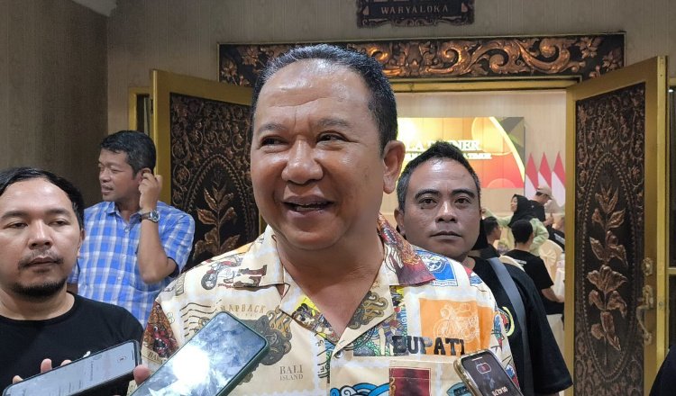Bupati Jember diwawancarai awak media. (Foto: Zainul Hasan)