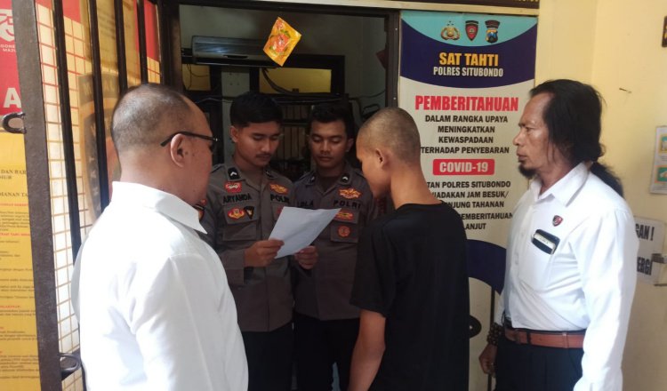 Tersangka judi togel diperiksa Polisi. (Foto: Humas Polres Situbondo)