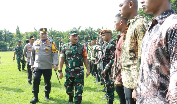 Kombes Pol Nanang Hariyanto bersama Dandim 0825 Banyuwangi siapkan personel pengamanan kunjungan Presiden Joko Widodo. (Foto: Endang Hartati)