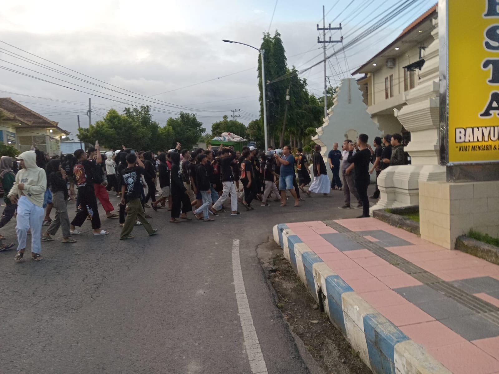 Ratusan Masa geruduk Mapolresta Banyuwangi untuk meminta Polisi segera tangkap pelaku pembunuhan rekannya. (Foto: Endang - Zona Indonesia)