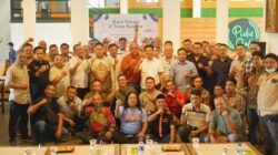 Seluruh Jajaran PT Skanon Bintang Putra, Anggota APPI dan Mitra kerja dari perwakilan Finance seluruh Kabupaten Banyuwangi Foto Bersama Di Pidi's Cafe. (Foto - Asep / Zona Indonesia)