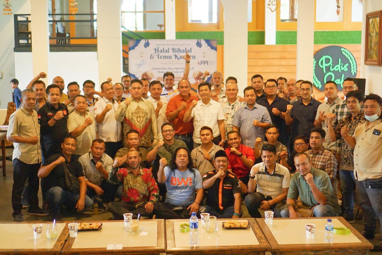 Seluruh Jajaran PT Skanon Bintang Putra, Anggota APPI dan Mitra kerja dari perwakilan Finance seluruh Kabupaten Banyuwangi Foto Bersama Di Pidi's Cafe. (Foto - Asep / Zona Indonesia)