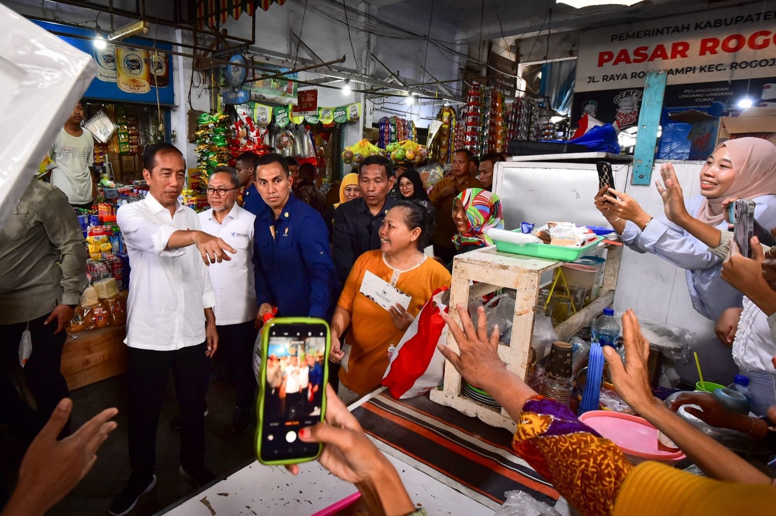 Presiden RI Joko Widodo saat berkunjung ke salah satu pasar di Banyuwangi 2 tahun silam. (Foto: Endang Hartati - Zona Indonesia)