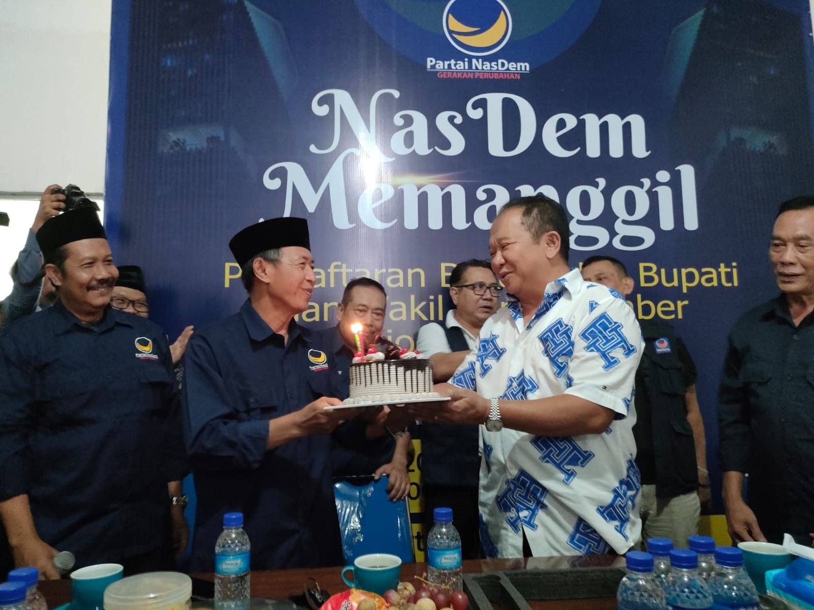 Bupati Hendy menerima kue tart dari Kader Partai Nasdem Jember. (Foto: Teamwork)